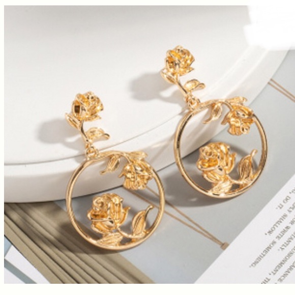 Jewelry - ☀️3/$30 Gold Floral Drop Hoop Earrings